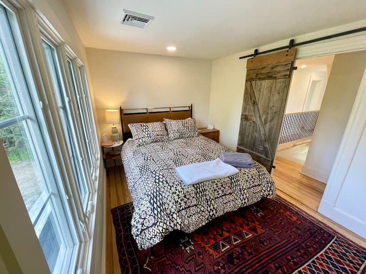 Брачен кревет од мемори пена, врата на штала и голем  плакар зад фотограф.  Порта за бебиња за ваша употреба која се наоѓа во овој плакар. 