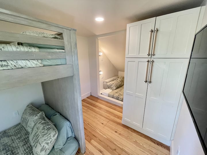 Соба на спрат. На фотографијата се два дупли кревета од мемори пена и брачен кревет со мемори пена, како и гардероба и паметен телевизор.