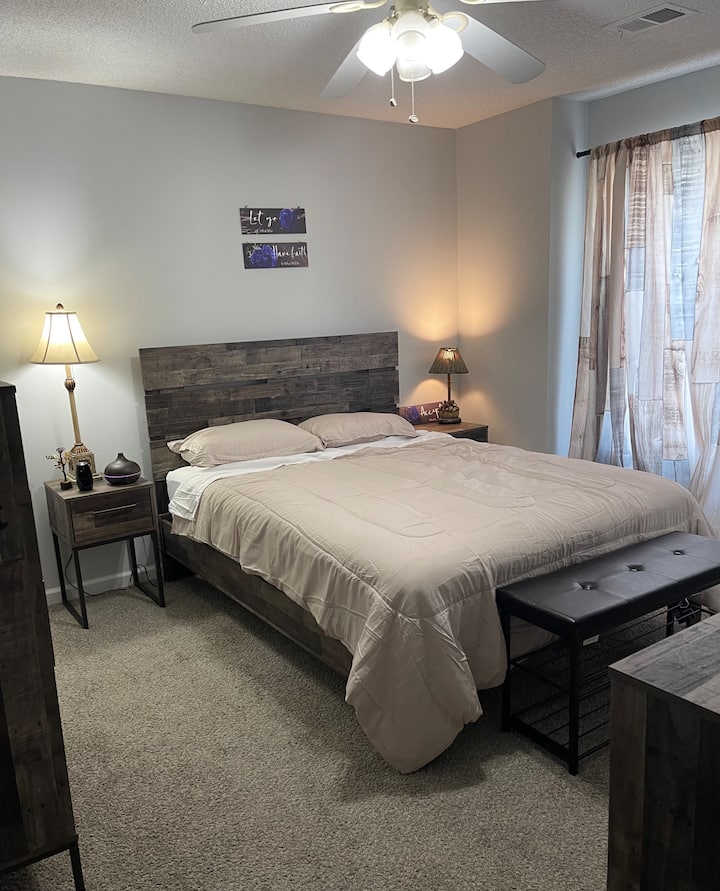 Esta es mi “habitación relajada”. Tengo mi aromaterapia con 9 aromas diferentes como cedro, romero, rosa, eucalipto, menta, vetiver, citronela. Mis fotos tranquilas + árbol de cristal darán energía positiva a cualquier persona que lo necesite en esta vida agitada. 