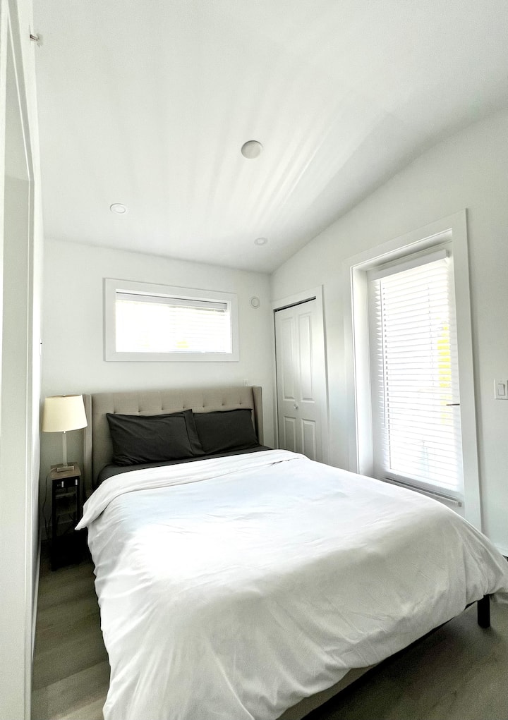 Kitanda cha malkia na dari za juu katika chumba cha kulala