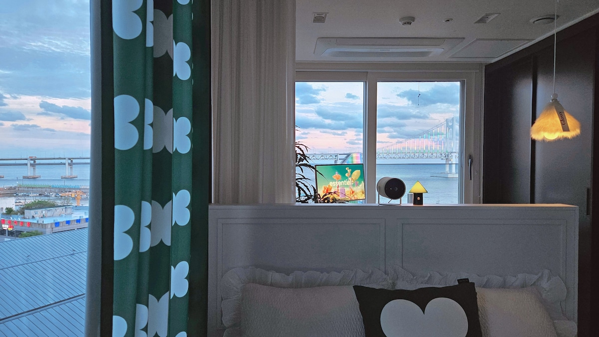 คุณสามารถเพลิดเพลินกับวิวทะเลของสะพาน Gwangan และวิวเมืองของ Milak The Market ได้ในเวลาเดียวกันผ่านหน้าต่างบานใหญ่!
ท่าเรือมินรักด้านล่างก็สวยงามมากเช่นกัน

มีม่านทึบแสงและม่านผีเสื้อเพื่อให้คุณนอนหลับสบาย❤️