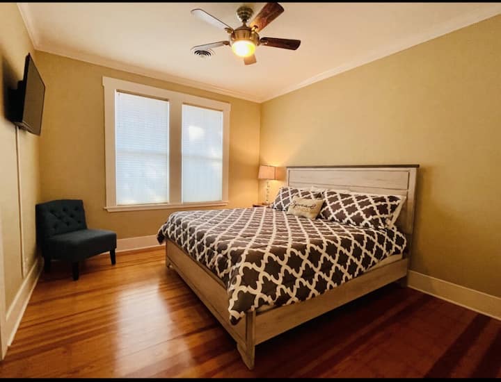 سرير كبير مع مرتبة ميموري فوم جديدة. 