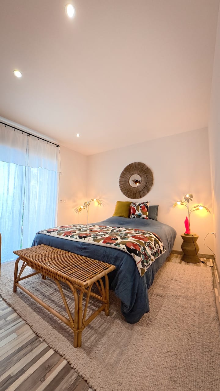 Zona notte rilassante ed elegante, pensata per il riposo. I materiali naturali e l'arredamento curato creano un'atmosfera accogliente e raffinata, ideale per rilassarsi dopo una giornata al sole.