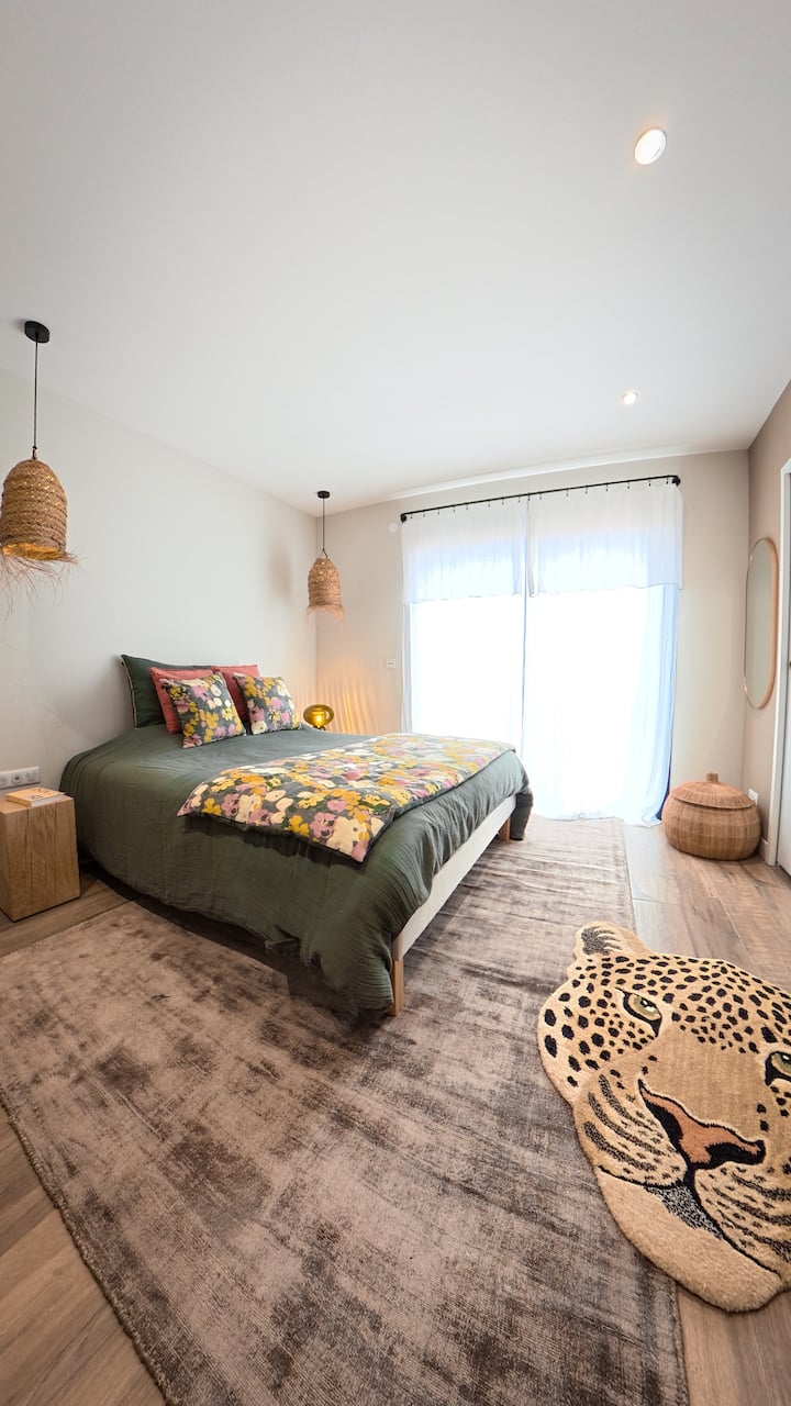 Prima camera con letto matrimoniale queen size inondata di luce.
Il sole sorge direttamente su questa camera.