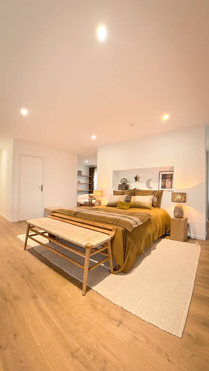 Quinta camera che si affaccia direttamente sulla piscina e sul giardino della villa.
Elegante e luminosa con comodo letto matrimoniale, parquet caldo e volumi generosi. Ambiente tranquillo e accogliente, con accesso diretto alla piscina.