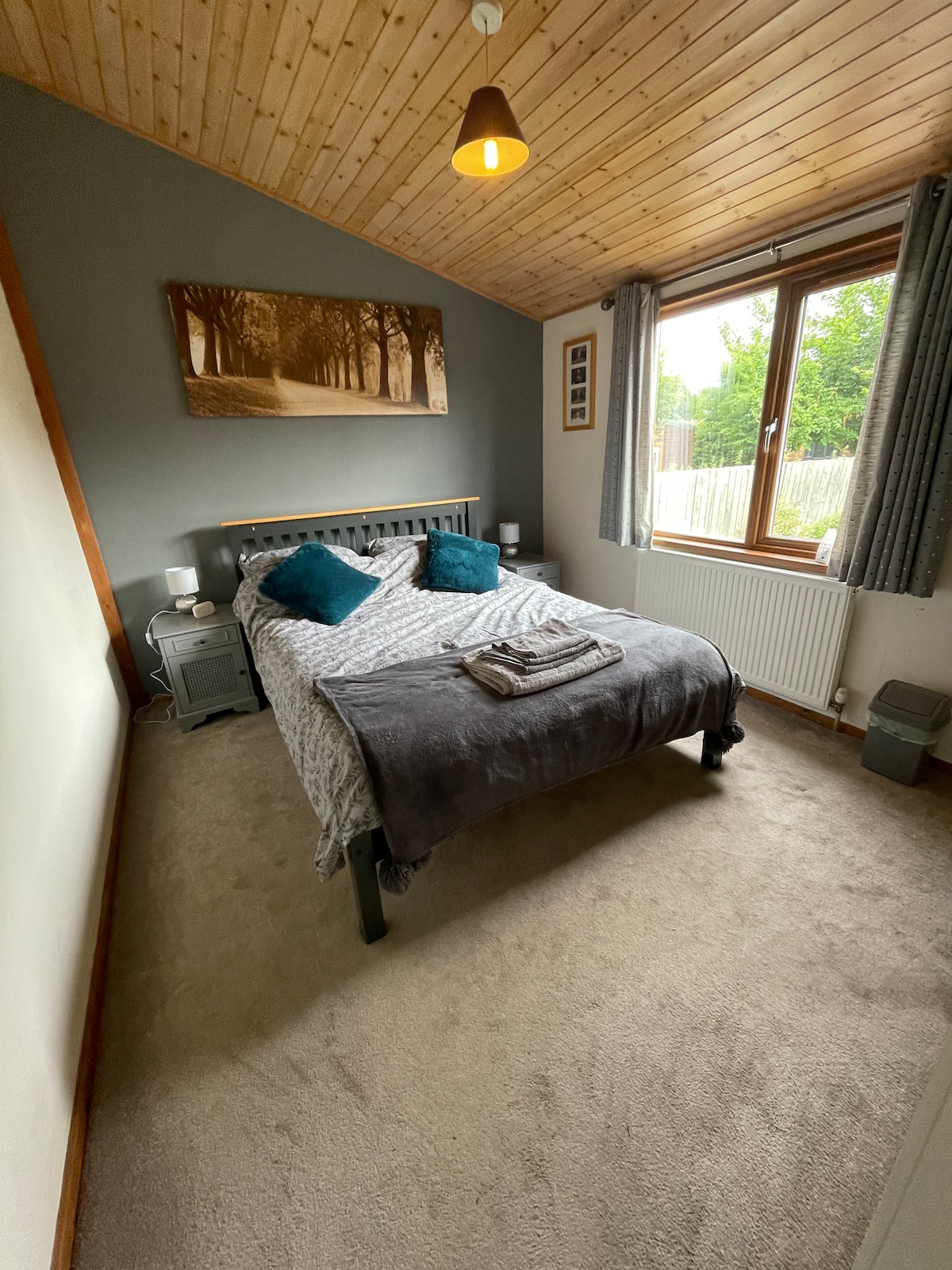 ห้องนอนขนาดใหญ่พร้อมเตียงคิงไซส์ IKEA ห้องพักมีตู้เสื้อผ้าแบบวอล์คอินและห้องน้ำในตัว 