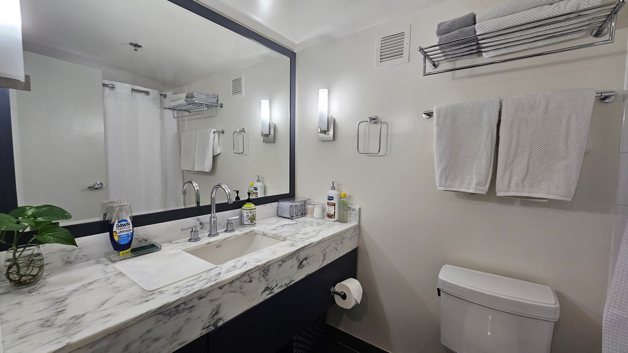 Condo in Honolulu · ★4.92 · Studio · 2 beds · 1 shared bath - Image 18