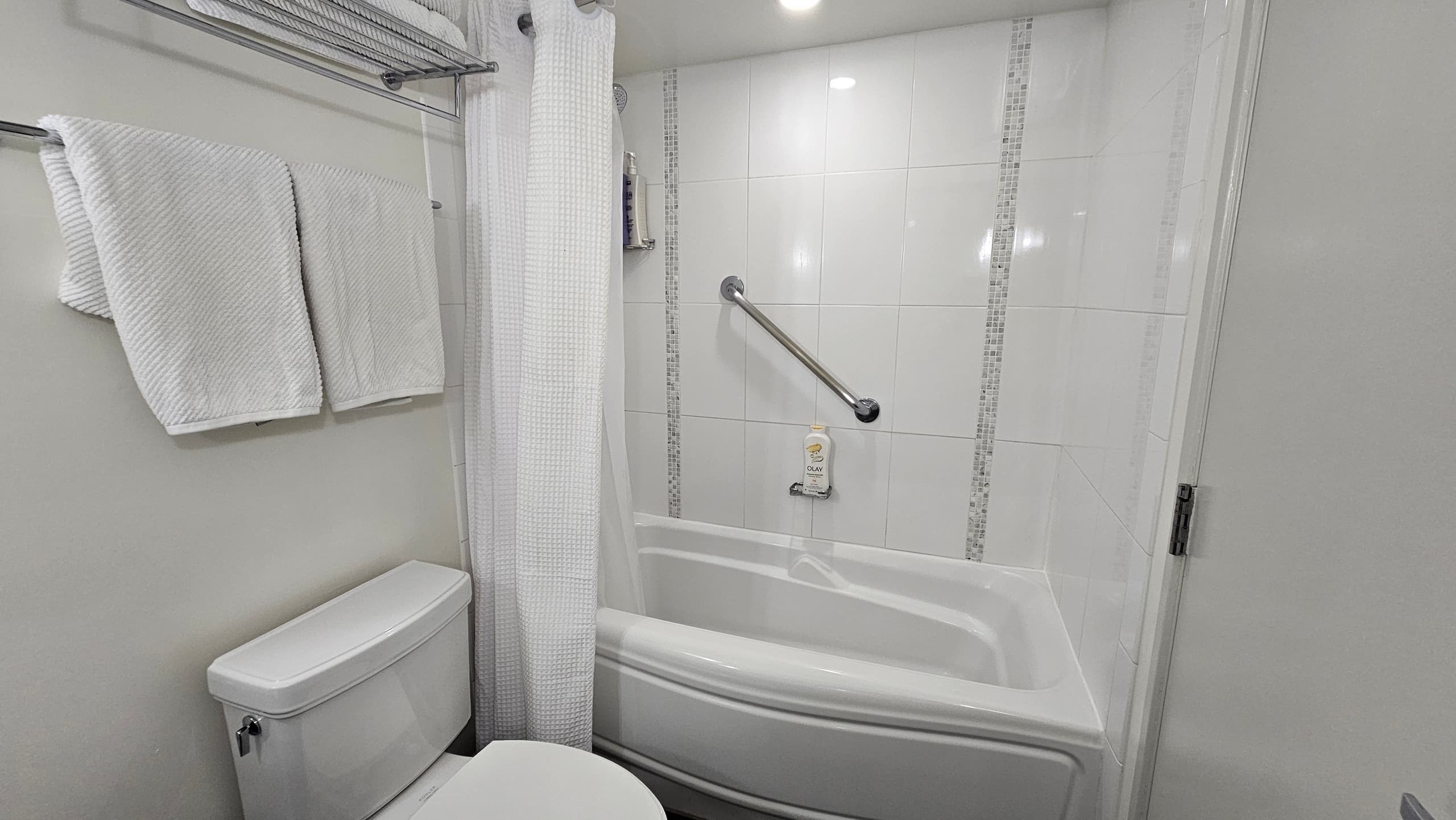 Condo in Honolulu · ★4.92 · Studio · 2 beds · 1 shared bath - Image 17