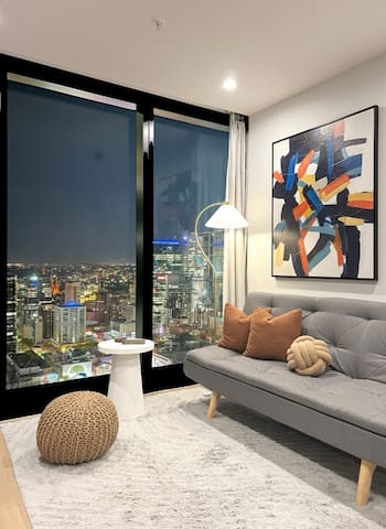 Stunning 2B2B Skyline Views in heart of the city