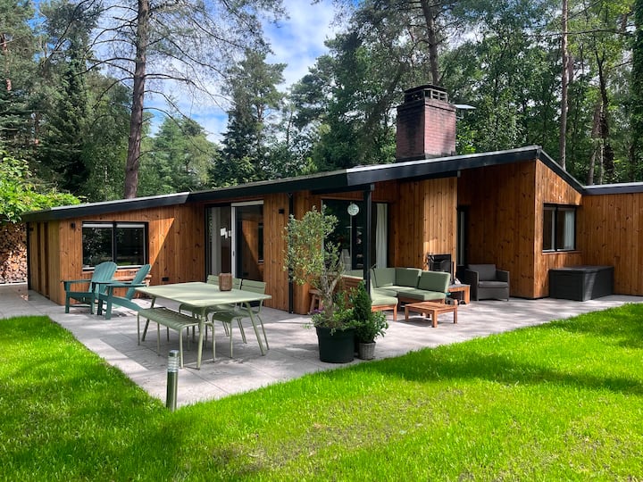 Family cottage including spacious forest garden & charging station