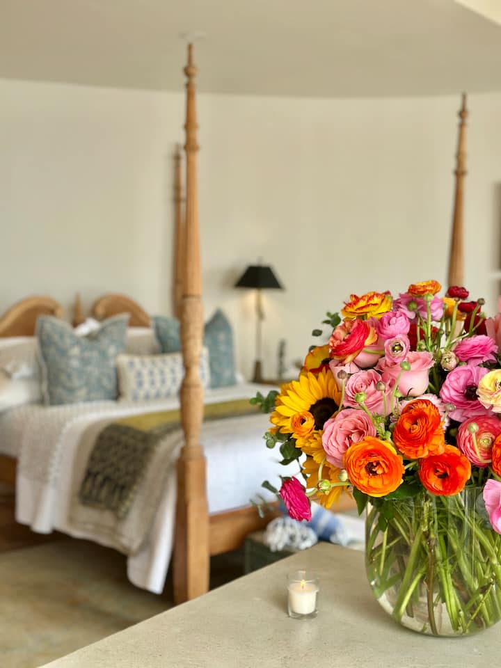 Pôsobivé čerstvé kvety a sviečky môžu byť zariadené pre váš pobyt ~ 