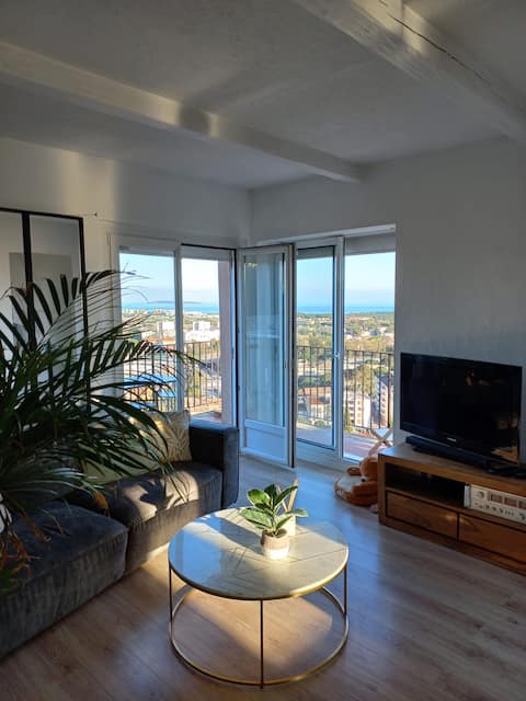 Annonce Airbnb populaire: House with panoramic sea view Private pool + hot tub à Mandelieu La Napoule