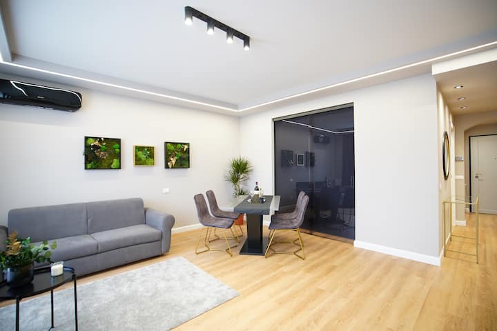 غرفة معيشة مشرقة 