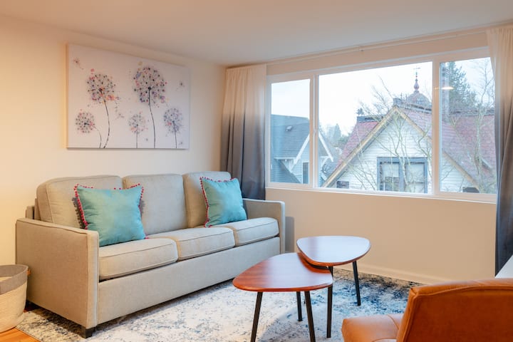 The Loft: Peaceful, Near Shops, W/private Deck - Seattle, WA