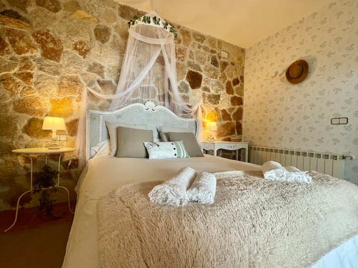 Izba má posteľ s rozmermi 150 x 190 cm s posteľnou bielizňou a súpravou uterákov pre každého hosťa.
Má tiež poloopaque závesy, skrinky s vešiakmi, trezor, žehliacu dosku a žehliacu dosku. Kreslo a krásna šatňa.