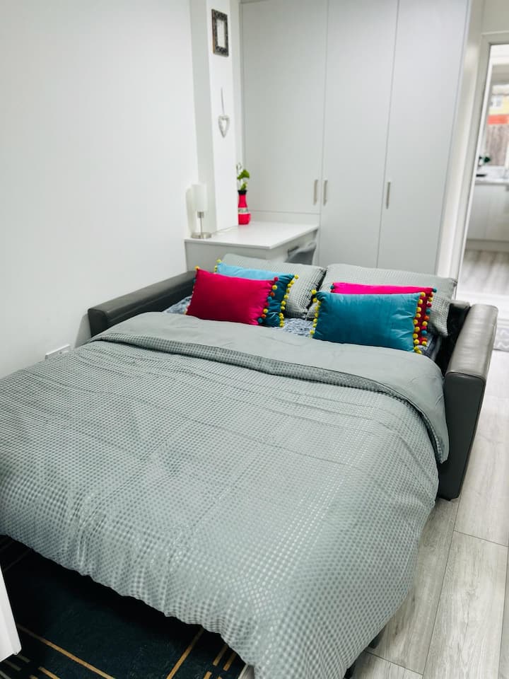 Umbhede kasofa wesikhumba wase-Italy oguquguqukayo onefreyimu yombhede ehlukile nomatilasi we-memory foam 