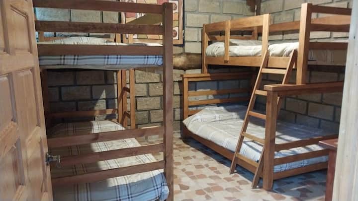 habitación 2 literas para 5 personas 
