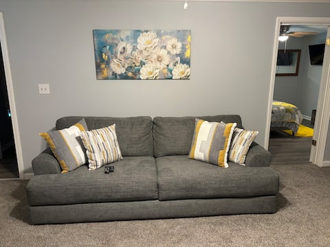 Successful Airbnb property: 2bedroom Cottage & bonus room (desk/lounge area) in Stonecrest