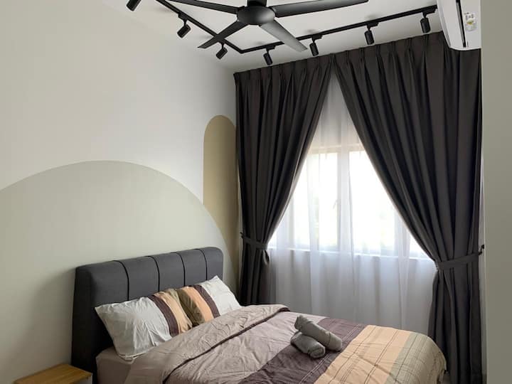 Naša svetlá a vzdušná hlavná spálňa má manželskú posteľ s odkladacím stolíkom a šatníkom.