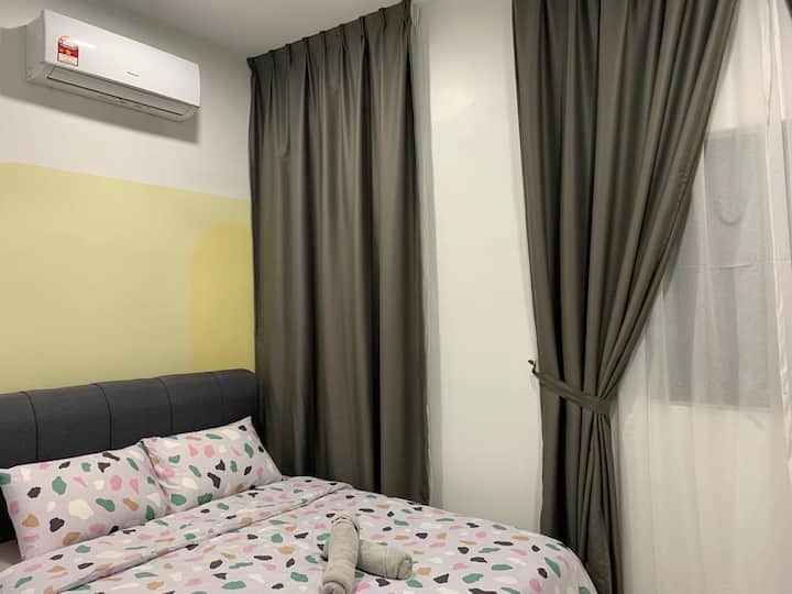 Táto druhá spálňa má manželskú posteľ, šatník a toaletný stolík. Pre nášho 5. hosťa máme tiež súpravu prístelky a vankúšov.