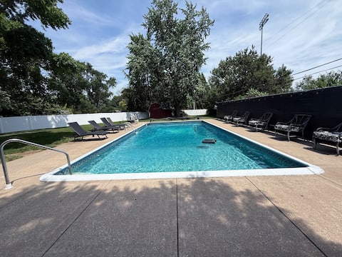 Large Pool/HotTub Pet Friendly Private Fenced Yard