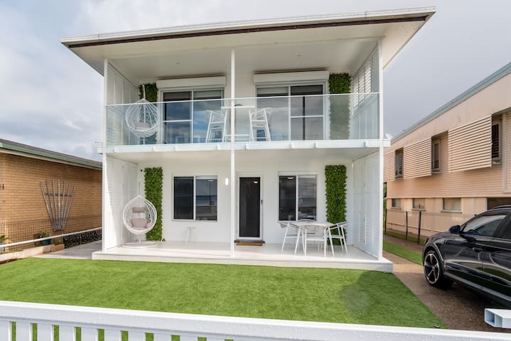 Absolute Waterfront ‘On The Esplanade’ 5 Stars