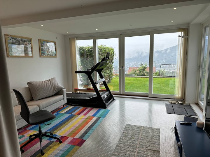 جهاز المشي، أريكة، سرير مزدوج، أبواب إلى الحديقة والفناء، تلفزيون 65» مظلة شمسية. 