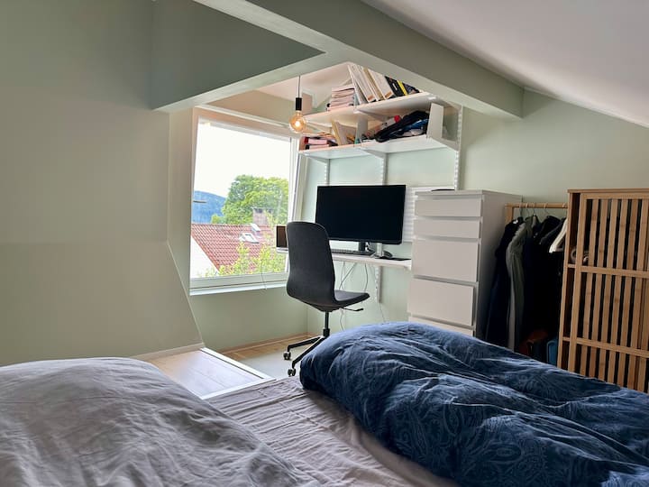 مكتب، مساحة عمل تطل على Løvstakken. ستارة تعتيم خارجية كهربائية. مخرج الطوارئ. سرير 210 × 200 سم. 