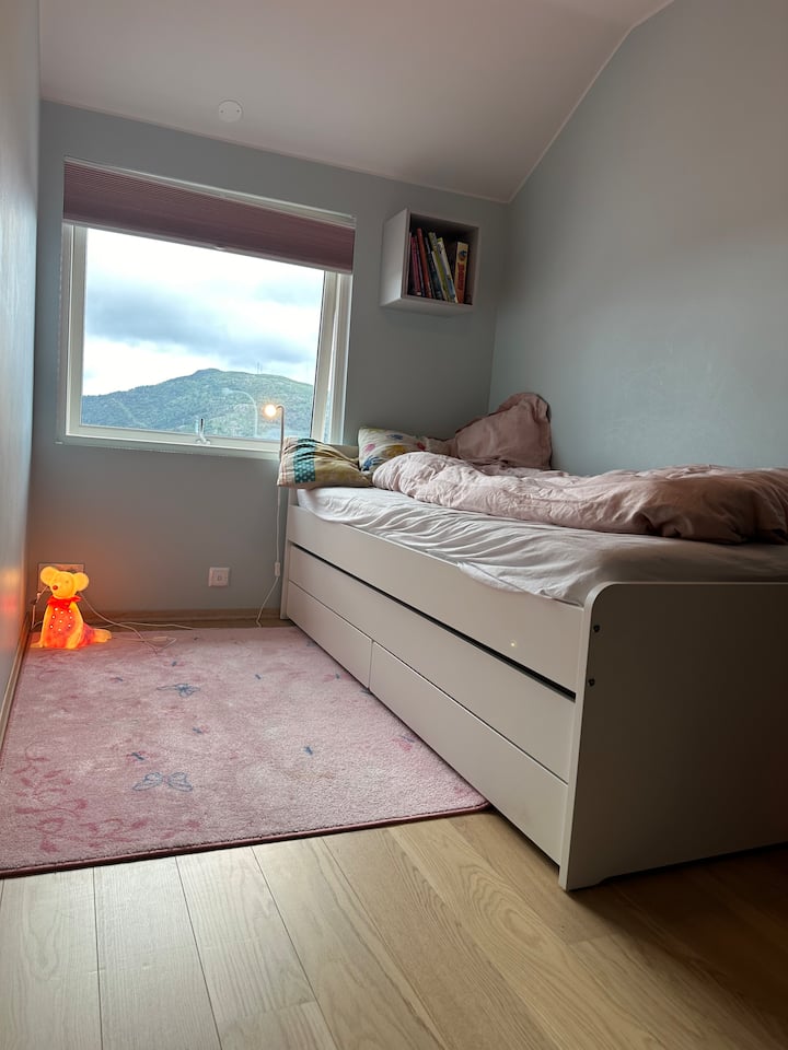 سرير 90 × 200 سم. إطلالة على Løvstakken. ستارة تعتيم 