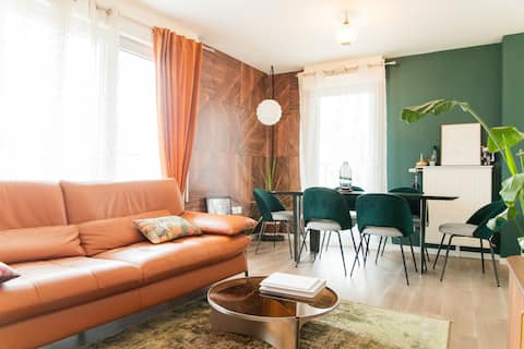 Top performing Airbnb: Refined apartment Paris La Défense Arena RER 2 min away in Nanterre
