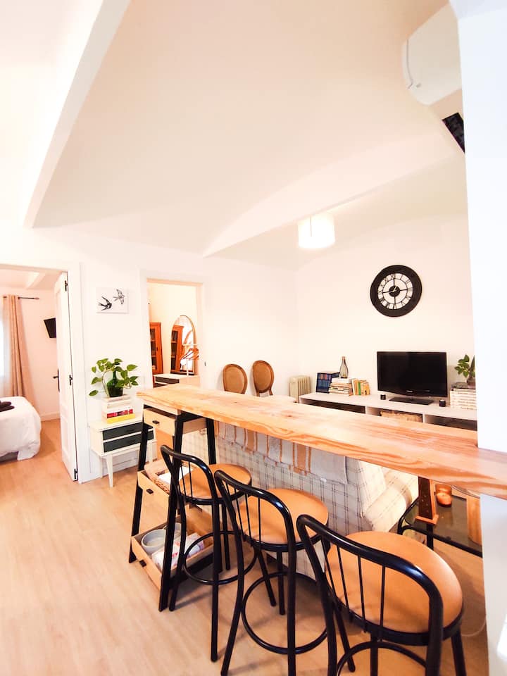 ห้องครัวที่เปิดให้เข้าห้องนั่งเล่นได้