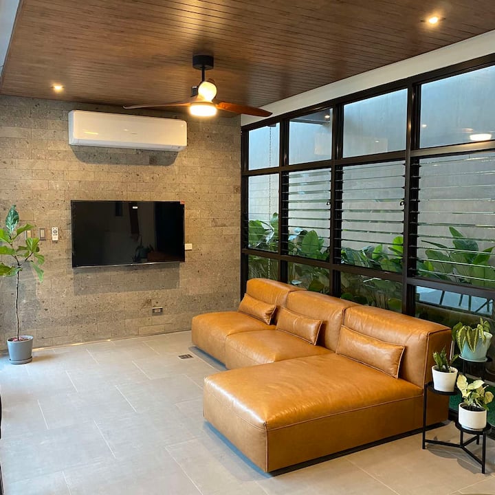 Garden Pool Villa In Makati Netflix Karaoke - Metro Manila