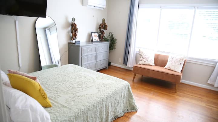 Двойно легло с 55 - инчов смарт телевизор. 