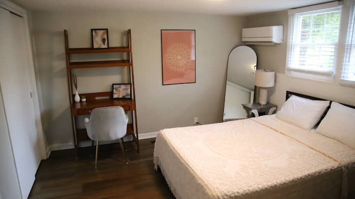 Двойно легло с 55 - инчов смарт телевизор. 