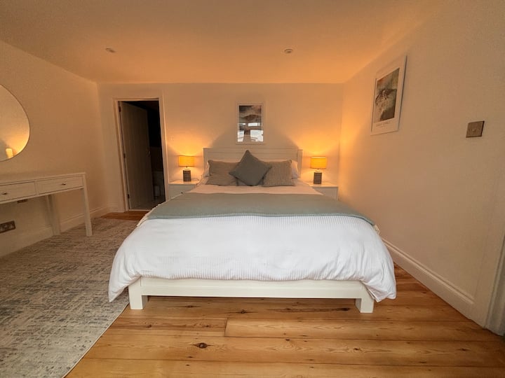 Light and spacious bedroom with King size bed and ensuite bathroom with bath