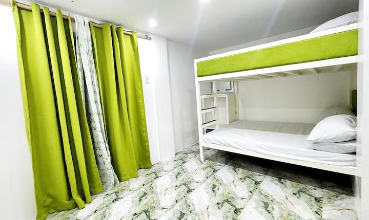 ห้องสำหรับครอบครัว (สีเขียว) หรือห้อง D
- แนะนำสำหรับผู้เข้าพัก 2 -7 คน

- เตียงควีนไซส์ 1 เตียงเหมาะสำหรับผู้เข้าพัก 2 -4 คน
ที่นอนปูพื้นเหมาะสำหรับผู้เข้าพักสูงสุด 3 คน