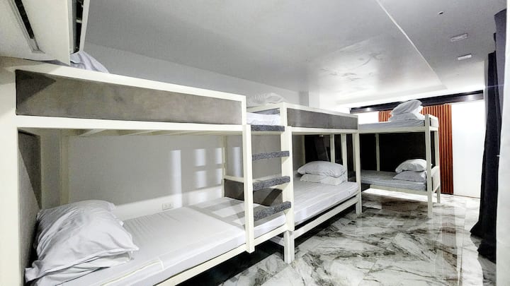 ห้องบาร์กาดา (สีเทา) หรือห้อง E
- แนะนำสำหรับผู้เข้าพัก 6 -10 คน

-3 เตียงคู่เหมาะสำหรับผู้เข้าพักคนละ 2 คน
ที่นอนปูพื้นเหมาะสำหรับผู้เข้าพักสูงสุด 4 คน