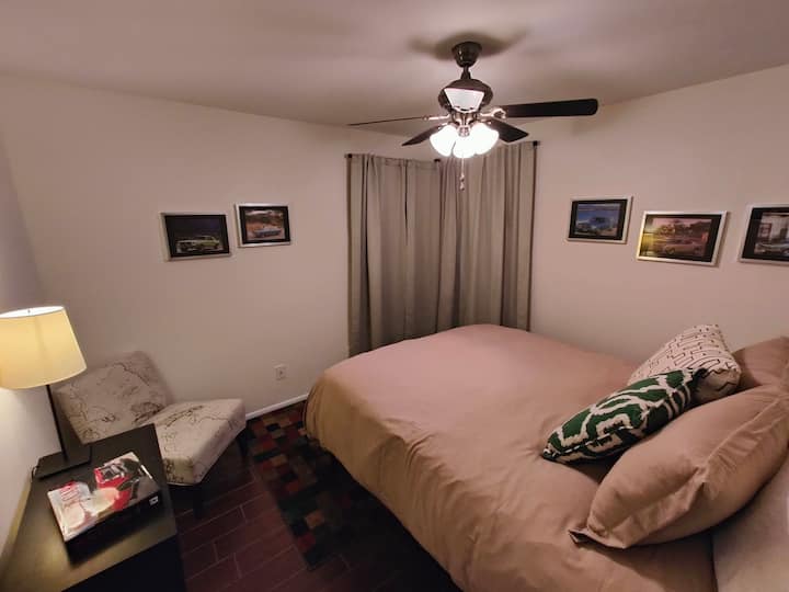 Godoro jipya la malkia, mashuka na mfariji wa goose ili kukusaidia kuwa na starehe huku ukipumzika. Ufikiaji wa kabati lenye ukubwa kamili lenye hangari na rafu ili kuhifadhi vitu vyako muhimu. 