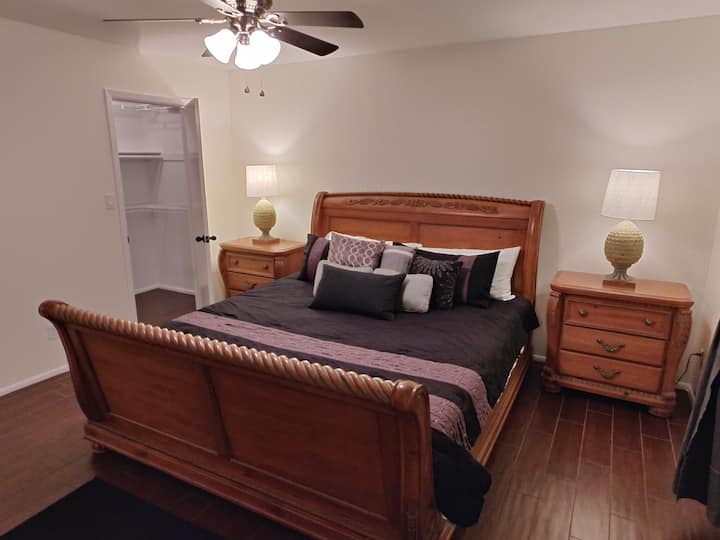 Chumba kikuu cha kulala chenye godoro jipya na mashuka yaliyowekwa vizuri. 