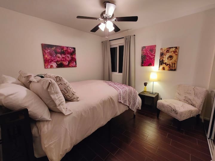 Godoro jipya la malkia, starehe na mashuka mapya. Kabati lenye ukubwa kamili lenye rafu na vifuniko ili kuhifadhi vitu vyako muhimu.