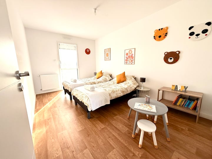 Pensée pour s’adapter à tous les besoins, cette chambre située à l’étage peut accueillir deux lits jumeaux de 90 cm ou se transformer en un grand lit double de 180×200 cm. Coin enfant aménagé dans la pièce.