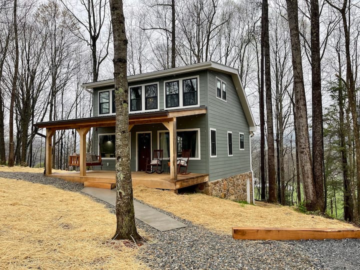 Hot Tub, Fire Pit, Ping-pong, Mt. View , & Privacy