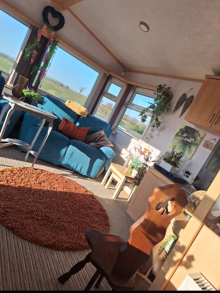 صالة منزلية مع إطلالات بعيدة المدى على يوركشاير ثري بيكس 