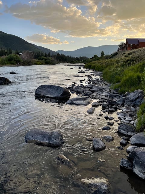 Creede Riverside Retreat : a waterfront home