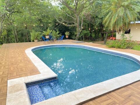 Pool, grill and court. Up to 20 people