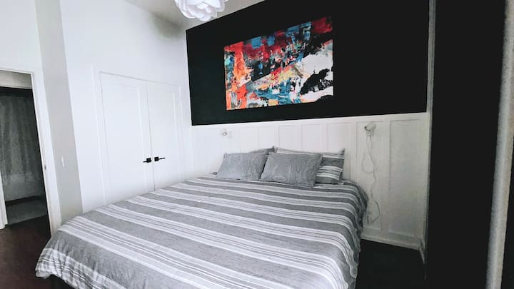 Hlavná spálňa s 1 manželskou posteľou, šatníkom a niekoľkými zásuvkami pod posteľou.