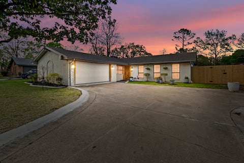 Lux Central Location, Hot Tub!