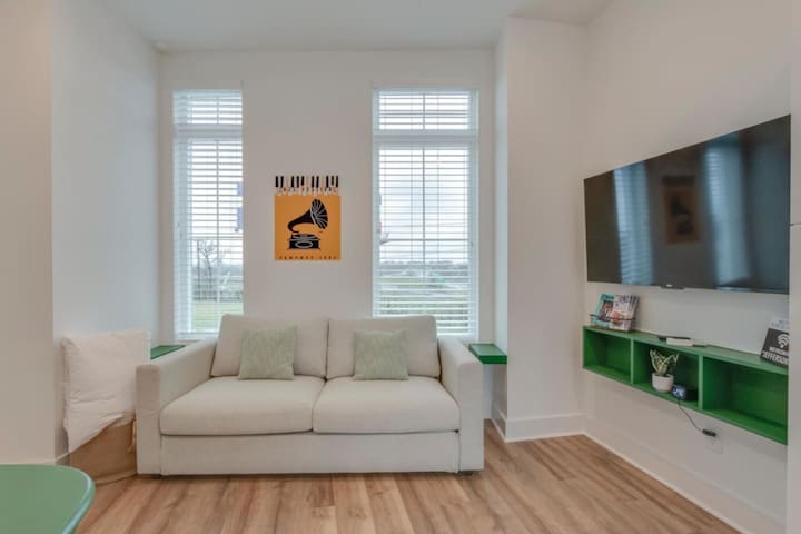 Jazz Junction | 2 BRs/5 Beds | 7 Mins to Broadway