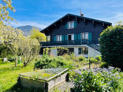 Chalet between lake and mountains