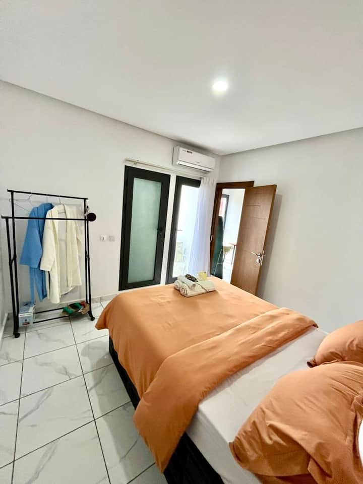 Чисти крпи и наметки достапни за ваша удобност 
Достапен е медицински прибор со лекови за итни случаи за мали заболувања (повреда, главоболка итн.) 